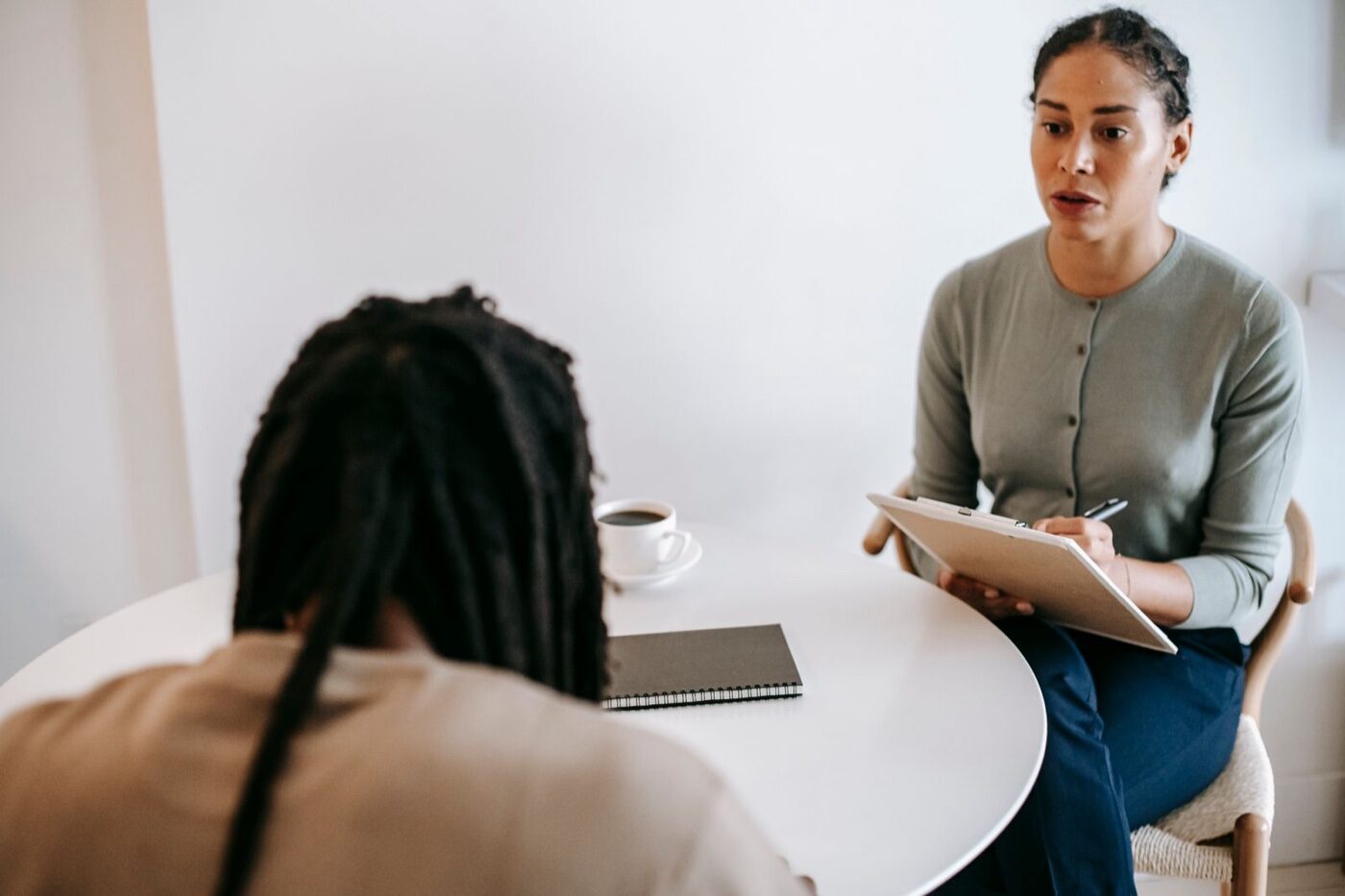 Sesión clínica de salud mental entre profesional y paciente