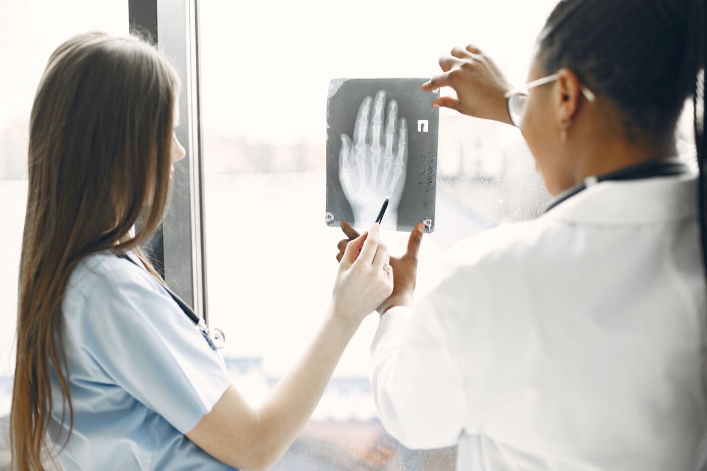 Profesionales sanitarios revisando una radiografía de la mano