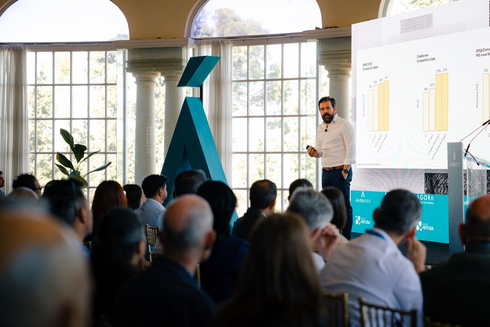 Néstor Guerra durante una ponencia sobre inteligencia artificial ante profesionales